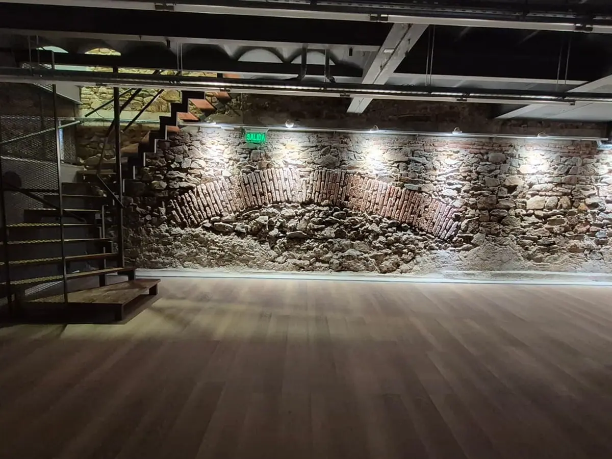 Sala Arcos de Espacio 1010 — la gran sala del subsuelo, con arcos originales