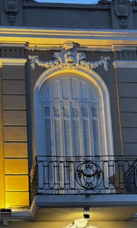 Fachada reciclada del edificio de Espacio 1010, iluminada de noche, entre Palermo y Parque Rodó